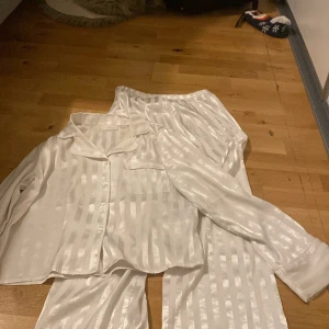 Silkes pyjamas  - Silkes pyjamas från Gina tricot, haft 3 månader men fortfarande bra skick. Original pris 400kr