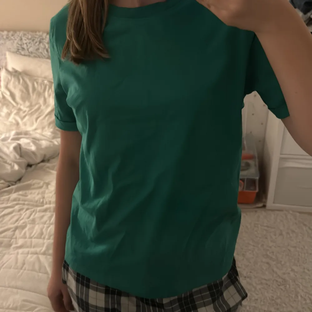 Fin grön tröja från Vero Moda! Använd ett fåtal gånger och kommer aldrig till användning🤍🤍 Storlek M, men sitter som en S! Pris 35kr! . T-shirts.