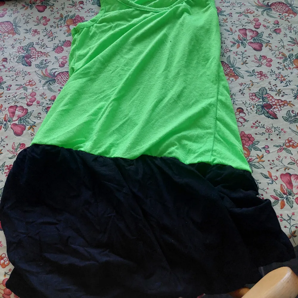Storlek; 158-164  Svart /Neongrönt linne med fastsydd innerlinne i grönt. Toppar.