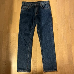 Nudie Jeans Gritty Jackson  - Säljer mina Nudie Jeans modell Gritty Jackson i färgen Friendly Blue. Använda 2 gånger så skicket är 10/10. Nypris ligger på 1600 kr. Hör av er vid frågor och funderingar! 