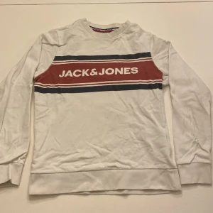 Jack&Jones tröja  - 1/1 unika prickar på kragen (Bild 3) Storlek S