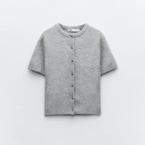 Kortärmad stickad kofta - Jättefin kofta från zara som bara kommit till andvändning en gång, Slutsåld på hemsidan just nu. Hör av er för frågor och bilder på tröjan!