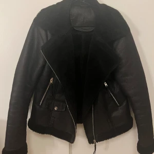 ”Skinn” jacka - Säljer denna ”skinn” jacka då jag behöver pengar, annars skulle jag verkligen behållt!! Håller värme och är så mysig, känns som en filt.