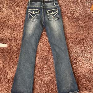 Super fina jeans aldrig använda ändast provade, säljer då det var för korta för mig❤️