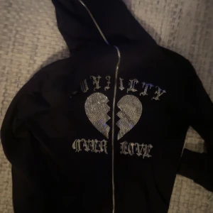 Rhinestone zip hoodie - Säljer då den inte kommer till användning längre. Pris kan diskuteras vid snabb affär. Hoodien är från Trotherz
