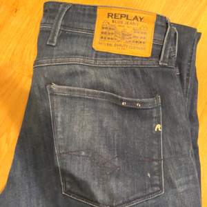 Säljer ett par blåa replay jeans i modellen anbass Använda men bra skick! 