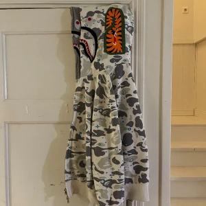 Bape hoodie - Tja, säljer nu min bape hoodie som jag haft i ungefär 3 månader, det dinns inga fläckar/defekter, inga hål och den är fullzip. Nypris 12,000 på stock x