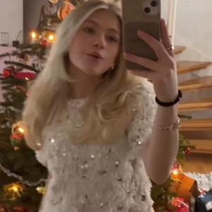 Blus/topp från zara💗 - Säljer denna jättefina toppen ifrån zara,toppen är i nyskick och nypriset är ca 300-400kr mitt pris:190 storlek 152 men passsar också XS