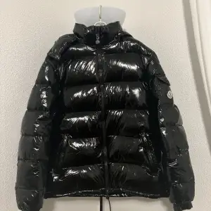 Moncler Maya Jacka i nyskick. Strorlek: L/XL OBS! Jacka är en replika  Passar dig perfekt som är 1.75 eller längre då den är lite lång.