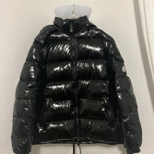 Moncler Maya Jacka, Strl: L/XL - Moncler Maya Jacka i nyskick. Strorlek: L/XL OBS! Jacka är en replika  Passar dig perfekt som är 1.75 eller längre då den är lite lång.