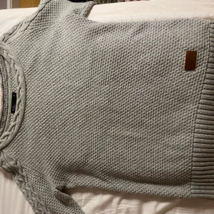 Super fin grå peak performance  - Super gullig  Säljer en likadan vit