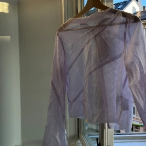 Blus - Somrig rosa blus med öppen rygg. Använd för ett fotoprojekt en gång så i princip nyskick! Storlek S