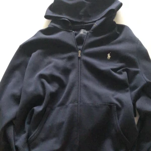 Polo Ralph Lauren zip hoodie - Väldigt bra skick då den knappt är använd. Tröjan är väldigt skön men tyvärr förstor för mig. Storlek L/M. Pris kan diskuteras vid snabb affär.