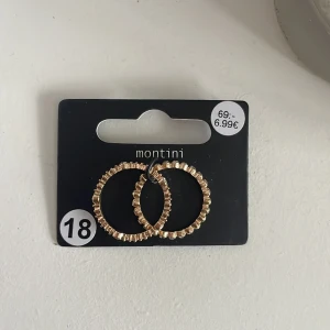 Ringar  - Superfina ringar från Montini som tyvärr inte är rätt storlek, dom är därför inte använda🤍