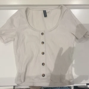 Gullig t-shirt från HM - Storlek xs Bra skick  Säljer då jag växt ut den :)