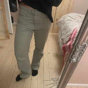 Gråa voyage weekday jeans - Storlek 26, längd 30 Modell Voyage High waist  Färgen syns bäst på bild 2 ✨✨