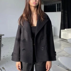 Gina jacket design by si  - Säljer den här jättefina kappan från design by si då den är lite för kort i armarna på mig som är 175 💓   Den är trasig i ena armhålan (bild 3) men det är inget som syns när den är på,  därav priset 💓 (köpt för ca 800 tror jag)    Tryck gärna köp nu!