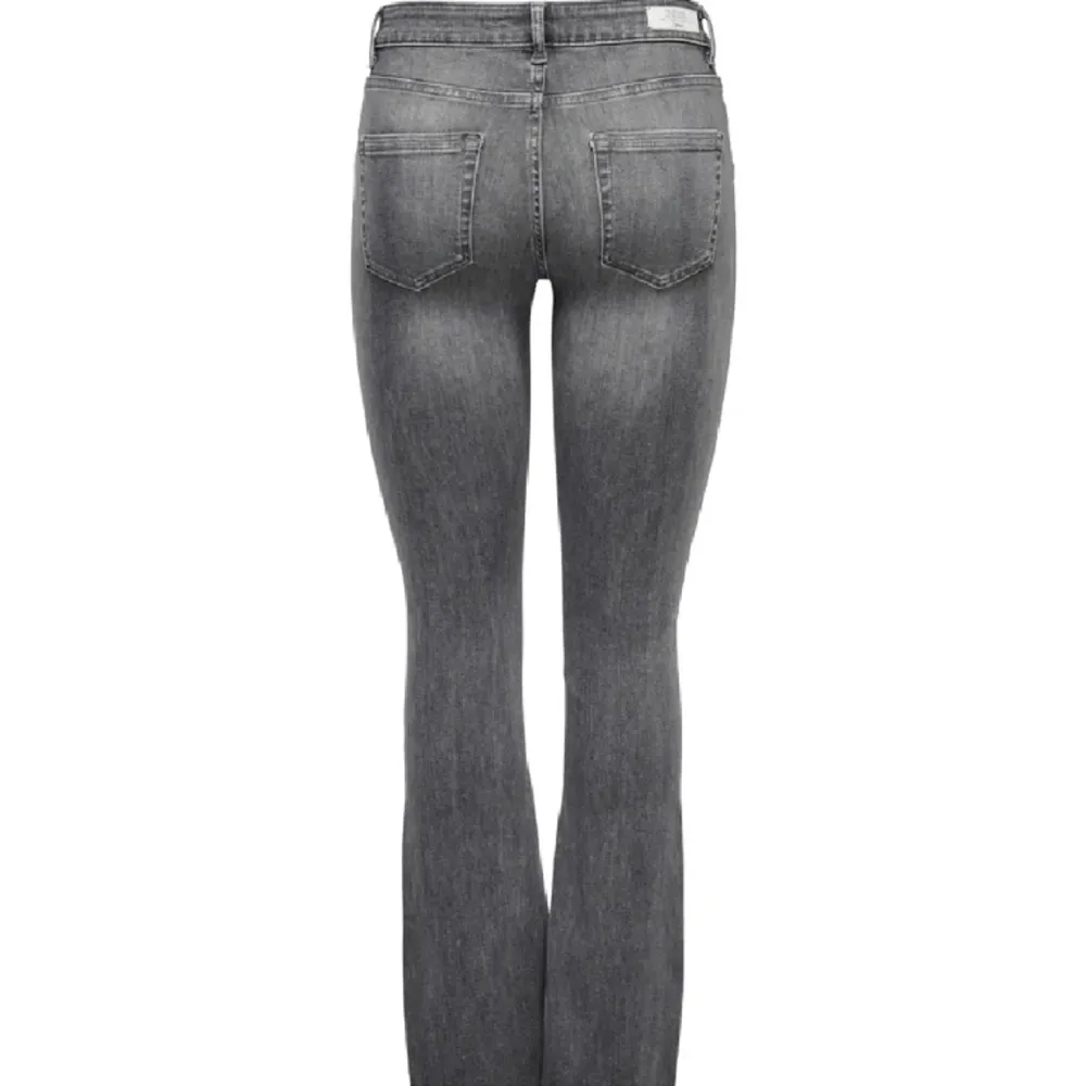 Säljer ett par jätte snygga bootcut jeans Storlek xs:32 En skärpremsa har gått upp❤️. Jeans & Byxor.