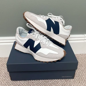 New Balance MOONBEAM - Helt nya och endast testade 1 gång utomhus, fel storlek. Nypris 1500kr. Skickar självklart med kartongen, kvitto finns