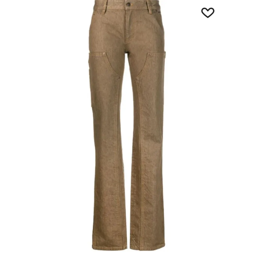 Bruna jeans från Filippa k i storlek 36. Jag är 165 o de passar någon från 165-170 skulle jag säga. Lågmidjade, säljer då de inte kommer till användning. Prislappen är kvar. Köptes för 2700 kronor men säljer för 600. Jeans & Byxor.