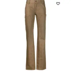 Bruna jeans från Filippa k i storlek 36. Jag är 165 o de passar någon från 165-170 skulle jag säga. Lågmidjade, säljer då de inte kommer till användning. Prislappen är kvar. Köptes för 2700 kronor men säljer för 600