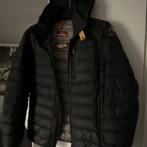 Parajumpers Lightweight Hooded Jacket Black - Säljer då den inte används, fint skick! Storlek S, passar även M. Kvitto finns, köpt från careofcarl. Nypris 5600kr Mitt pris 2000kr.