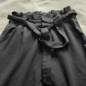 Kostymbyxor Vero Moda  - Snygga kostymbyxor i paperbag-modell från Vero Moda. Sparsamt använda - som nya! 