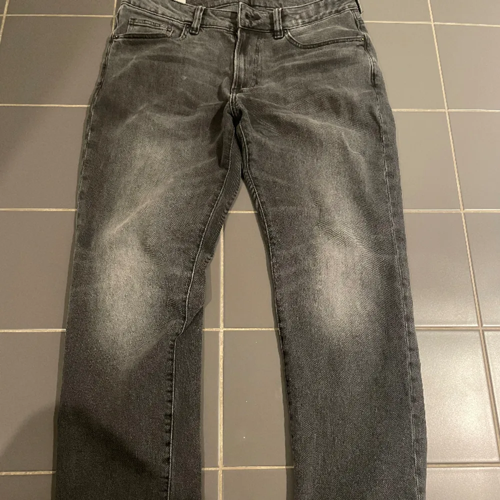 Ett par hm jeans med en fin tvätt på knäna. de är i straight fit och i utmärkt skick. St 33/32 . Jeans & Byxor.