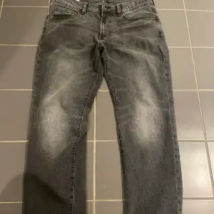 Ett par hm jeans med en fin tvätt på knäna. de är i straight fit och i utmärkt skick. St 33/32 