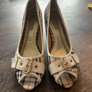 Skor - Säljer dessa burberry inspererade skorna! Storlek 39! Fräsha skor.