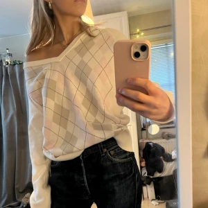 Rutig tröja  - Storlek XL men sitter fint oversize på mig! 