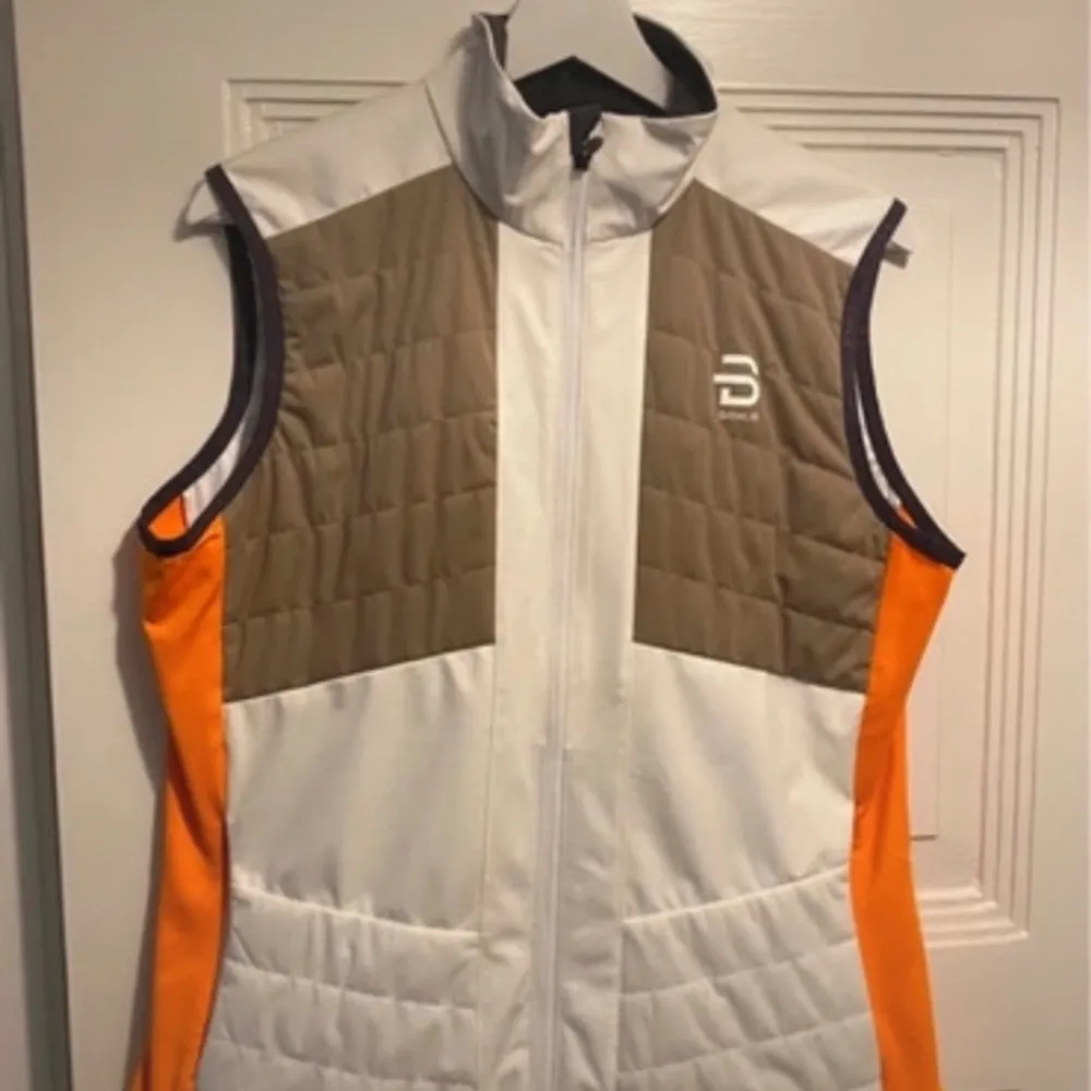 Dæhlie Vest Aware for cross-country skiing. Used 2-3 times so in very good condition. Price in store: 1299 SEK.. Jackor.