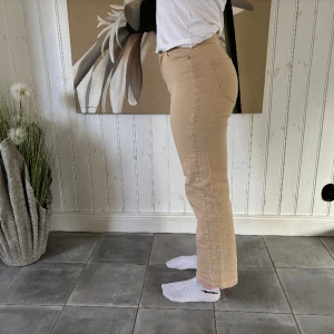 Bruna jeans  - Aldrig använda jeans i storlek 36. 