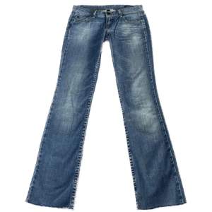 Säljer dessa lågmidjade bootcut jeans eftersom de var lite för korta på mig. Bilder lånade från förra ägaren, de har inga defekter eller slitage, aldrig använda av mig bara provade. 