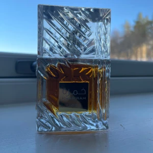 Lattafah Khamrah - En riktigt skön parfym den lataffa  Använt 3-4 spray max av den så ”hela” är kvar 