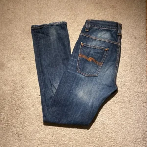 Nudie jeans - Säljes eftersom dom inte passar. Är i mycket bra skicka och kostar 1.3 nya. Ej hugget i sten.
