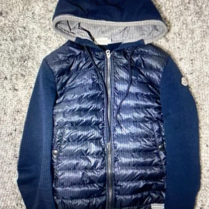 Moncler cardigan - Mycket bra skick! Size 1 alltså S Färg navy blue