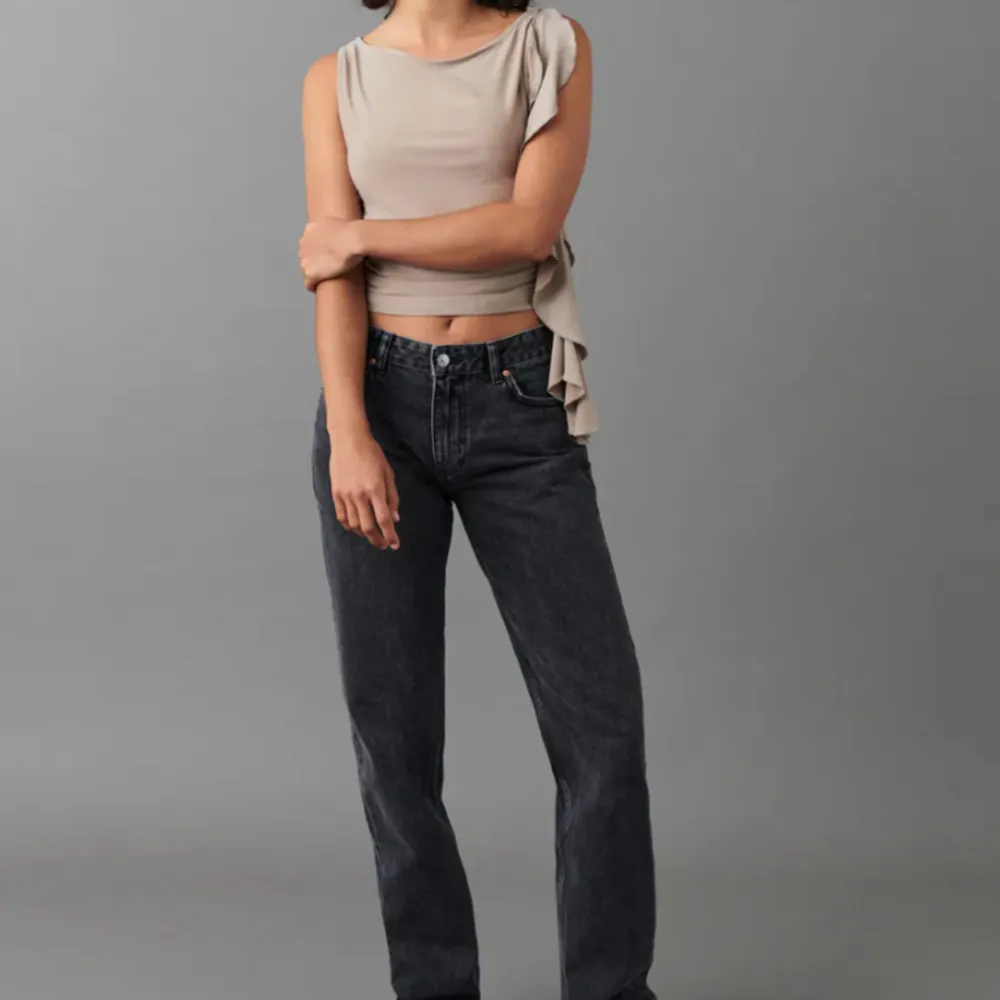Jätte fina byxor från Gina tricot, använt två gånger och är i jätte bra skick, köpte de för 500 och eftersom de är inte använda många gånger och helt nya så kan vi diskutera priset om det passar eller inte 💕💕💕💕🙏. Jeans & Byxor.