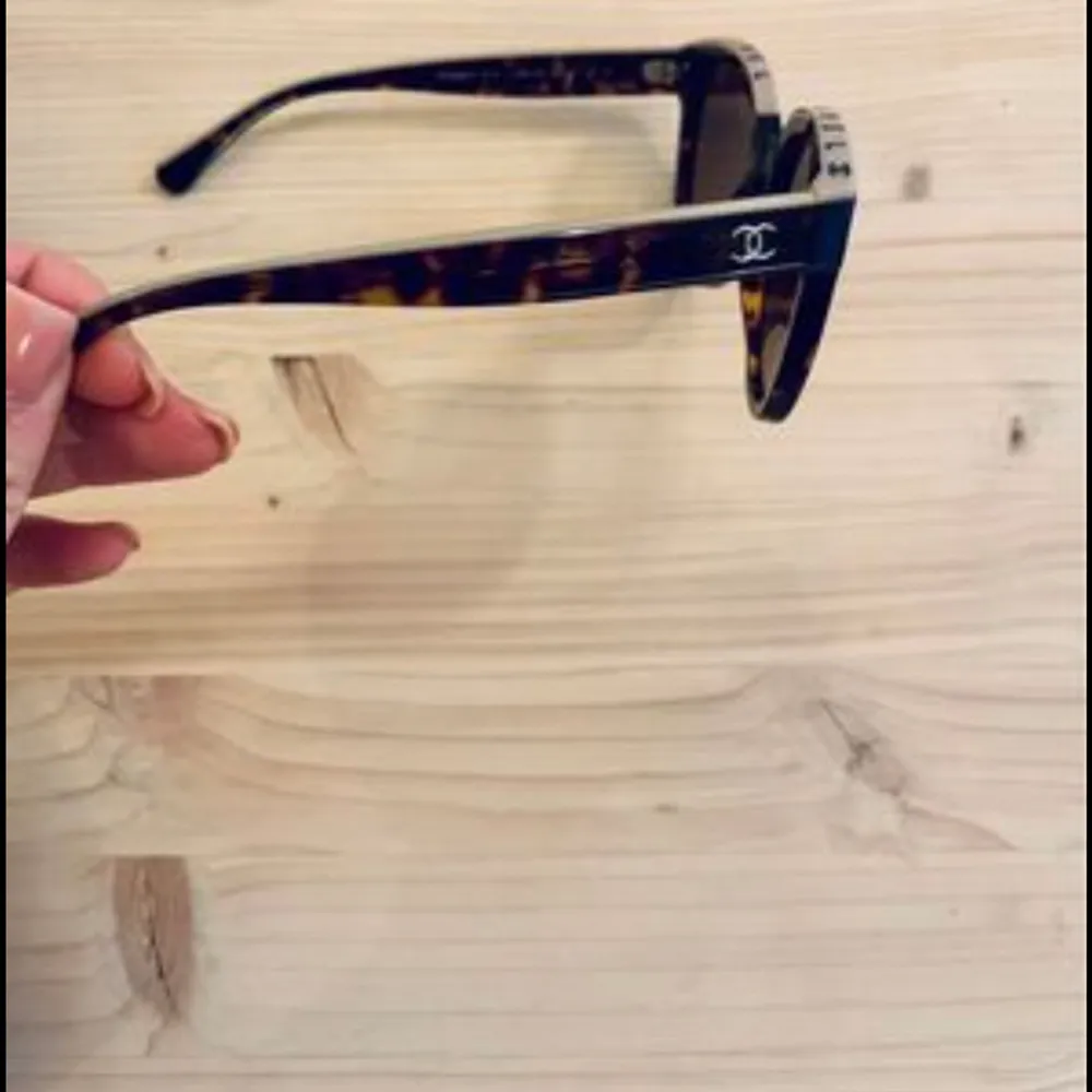 Säljer nya solglasögon från Chanel. Använt Max 5 gg. Nypris 4500 kr. . Accessoarer.