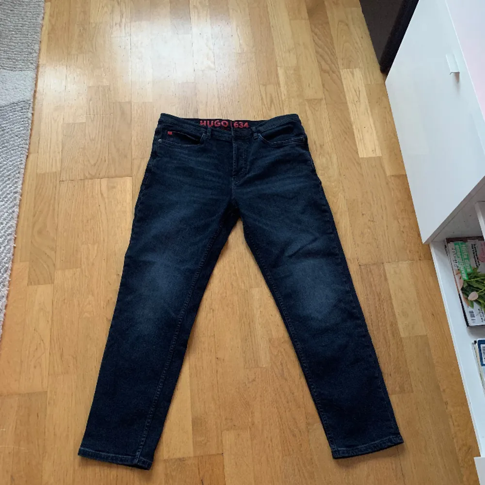Säljer nu dessa Hugo boss jeansen med en riktigt fet tvätt, helt nya och endast testade, tags osv finns kvar som man kan se på bilden Nypris 1000💥 Mitt pris - 250💥. Jeans & Byxor.