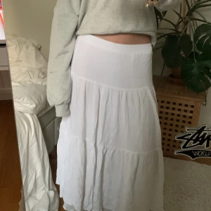 Vit långkjol - Säljer denna vita långkjolen som tyvärr blivit för kort för mig! (Jag är 170 cm). Kjolen är från stradivarius!💫  Superfin till sommaren!💋  Priset är alltid diskuterbart💕