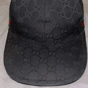 Gucci keps  - Gucci keps äkta med box kvittot borr tappad så sänker priset 