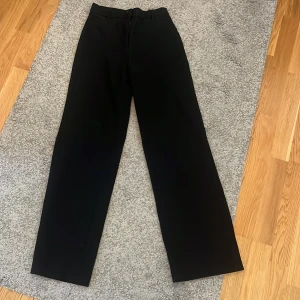 Kavaj byxor raka  - Fina kavaj byxor som passar xs och s, säljer då dom är lite för korta för mig. 