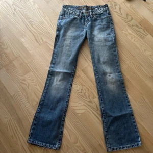 Jeans - Superfina jeans i mycket bra skick. Finns en defekt som syns på bilden  bak i midjan. 