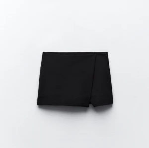 Svart kostym kjol från zara  - Svart kostymkjol med slits från zara som e slutsåld!