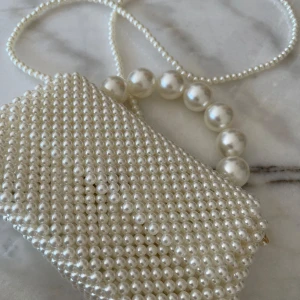 Pärlväska - Elegant oanvänd pärlväska. Rymmer det mesta. 