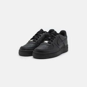 Svara/black airforce one - Skorna är lite slitna men annars är det inget fel på dem. Säljs pågrund av att dem inte kommer till användning. Nypris 1500kr