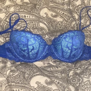 Pink Victorias secret bh - Storlek 32b/70b Super fin push up bh i fantastiskt skick då den var fel storlek redan när ja köpte den. Så i stort sett oanvänd.