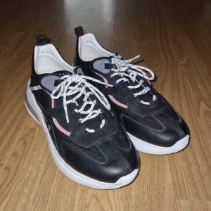 D.A.T.E Sneakers - D.A.T.E Sneakers Original pris 3070kr  Skick: Aldrig använda bara provade en gång och aldrig använts. Pris kan diskuteras 