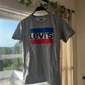 Levi’s t-shirt - Grå levis t shirt. använd cirka 4 gånger